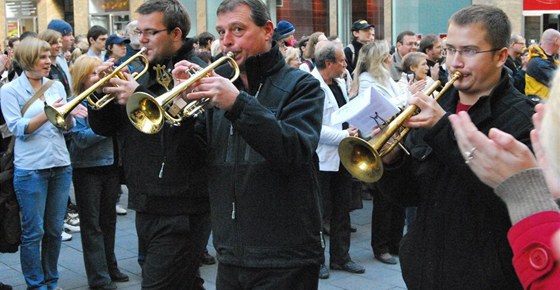 Pochod na podporu Janákova divadla v Brn - 19. íjen 2011. Operní sbor zpíval