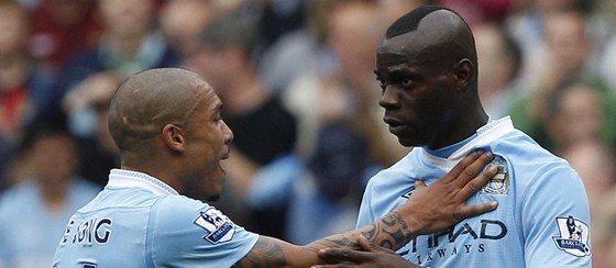 MÁ VBEC RADOST? Italský útoník Manchesteru City Mario Balotelli (vpravo)