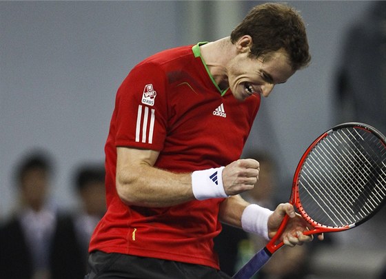 Andy Murray se raduje z vítzství ve finále turnaje v anghaji.