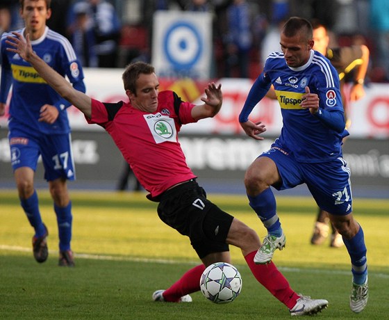 Olomoucký Michal Vepek (vpravo) bojuje v duelu s Mladou Boleslaví. A práv Boleslav si te nejspí zahraje Evropskou ligu místo olomouckého týmu.