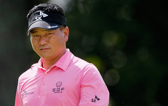 TO BYL VÁ MOBIL? Korejský golfista K.J. Choi vyhlásil na svém turnaji zákaz