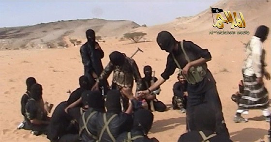 Teroristé jemenské odnoe al-Káidy na archivním zábru videa