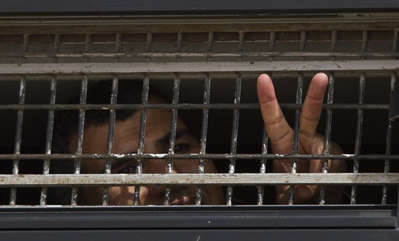 Palestinský vze bhem pevozu do jiné vznice, odkud bude jako jeden z