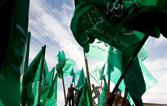 Palestinci s vlajkami hnutí Hamas. Ilustraní snímek