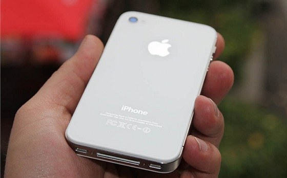 Souasný Apple iPhone 4S má 3,5" Retina displej