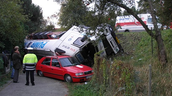 Nehoda kamionu, který se na okraji Nového Jiína zítil ze svahu na automobil.