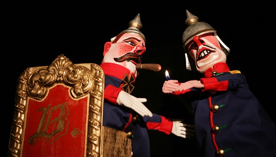 Na loutkáskou tradici navazuje hradecké divadlo Drak. Snímek je z pedstavení U kanonu stál o válce 1866 (13.10.2011).