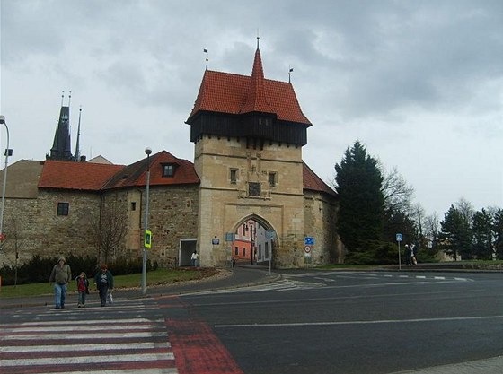 ateckou bránou v Lounech idi projel do centra msta.