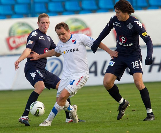 Zdenk enkeík (v bílém) jet v dresu Baníku Ostrava. Te se nejastji objevuje v béku Stíkova.