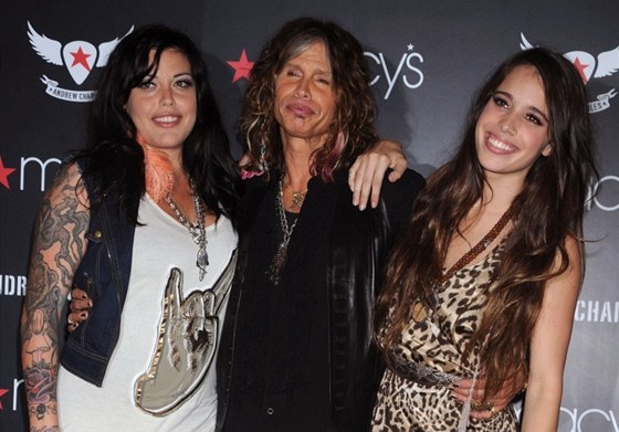 Steven Tyler s dcerami v obleení z vlastní kolekce