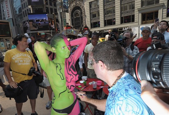 Andy Golub maluje na nahé enské tlo na Times Square