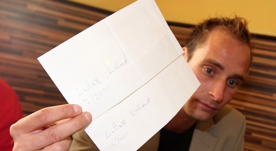 Luká Kohout ukazuje obálky, kterými byl údajn placen krajským radním Petrem