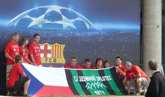 U NOU CAMPU. Fandové pózují s eskou vlajkou ped stadionem Barcelony.