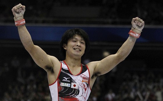 Kohei Uimura slaví triumf ve víceboji na mistrovství svta v Tokiu.