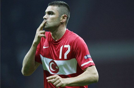 A JE TAM. Burak Yilmaz z Turecka oslavuje gól.