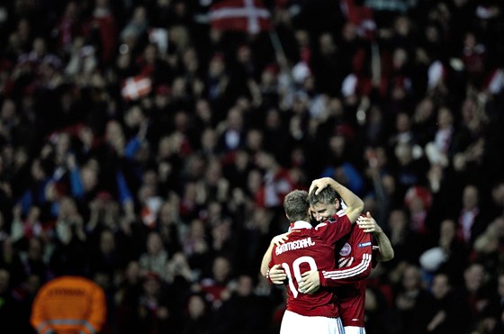 MَOU SE RADOVAT. Dánsko slaví, na úkor Portugalska proklouzli na Euro 2012.