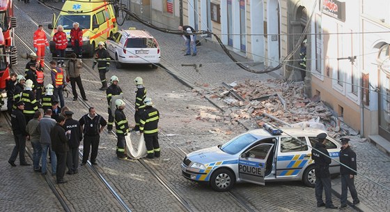 Zícená ást falené títové zdi zabila na jedné z nejrunjích olomouckých ulic procházející enu. Podle závr statika pitom ped tvrt stoletím pi opravách nkdo odstranil ást jejího uchycení.