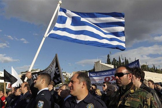 Takto policisté a dalí státní zamstnanci protestovali v roce 2011 proti úsporným opatením. Ilustraní snímek.