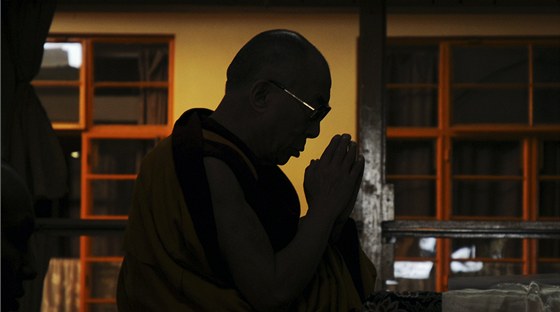 Dalajlama se modlí za upálené mnichy (19. íjna 2011)