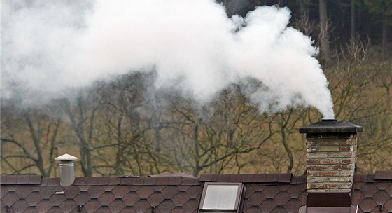 Lokální topenit a nevyhovující kotle mají velký podíl na patné kvalit ovzduí. Ilustraní snímek