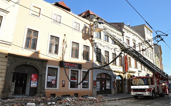 Padající kusy falené títové zdi zabily na jedné z nejrunjích olomouckých ulic procházející enu. Podle statika me za pád uchycení zdi postupy z 19. století a otesy z projídjících tramvají.