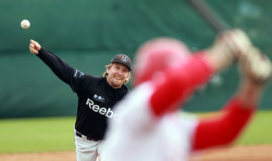 Momentka z finále baseballové extraligy mezi Technikou a Draky Brno.