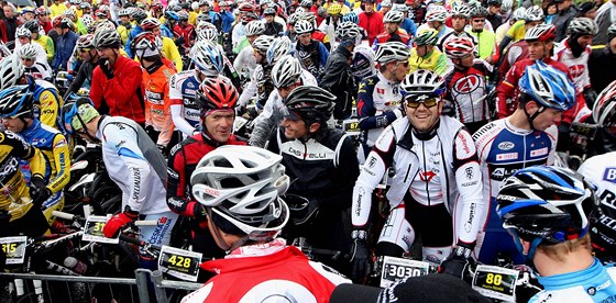 Josefovým Dolem jezdí nejen rekreaní cyklisté, ale skrz obec vede také trasa masového cyklistického závodu Author Cup. Na snímku start závodu ped tymi lety.