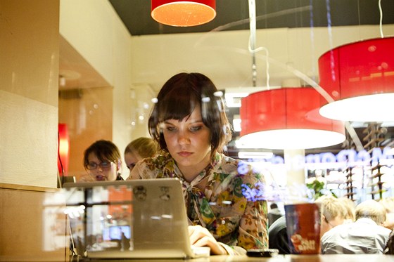 Mnoho lidí k práci vyuívá kavárny i poboky rychlých oberstvení. V Novém Jiín si mohou pronajmout místo ve sdílené kancelái. (Ilustraní snímek)