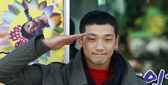 Jihokorejská popová ikona Rain se louí s fanouky po vojensku.