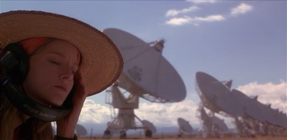 Jodie Fosterová ve filmu Kontakt. V pozadí jsou teleskopy VLA.