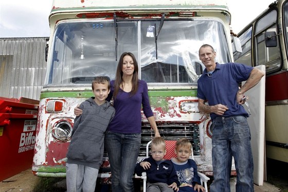 Arthur Sharp a Lisa a Lukeová se syny ped svým autobusem   