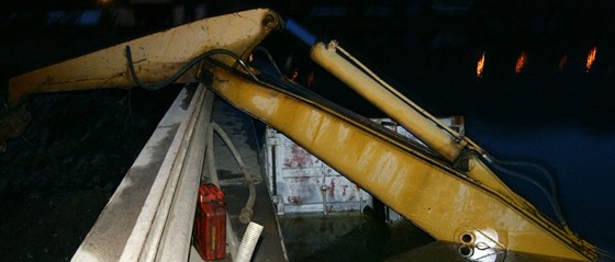 Na Labi se v ústecké tvrti Vaov potopil lun peváející bagr. (19. íjna 2011)