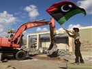 Libyjt povstalci demoluj bvalou rezidenci Muammara Kaddfho Bb al-Azzja...