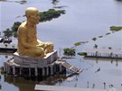 Ob socha Buddhy shl na zaplaven ulice v thajsk provincii Ayutthaya (15.