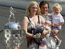 Dan Wheldon po triumfu ve slavnch 500 mil Indianapolisu s manelkou Susie,