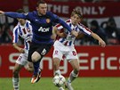 Wayne Rooney bojuje s obranou rumunskho Galati