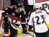 Milan Hejduk z Colorada (vpravo) a Chris Phillips z Ottawy sleduj puk.