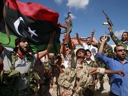 Libyjt povstalci oslavuj pi demolici bval rezidence Muammara Kaddfho