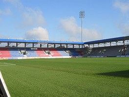Nové tribuny plzeského fotbalového stadionu.