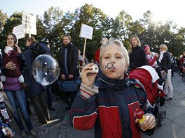 Rodie se seli na praskm Palackho nmst, aby podpoili porodn asistentky