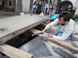 Náhrobky, které míí do restaurátorské dílny, byly pvodn souástí hbitova,