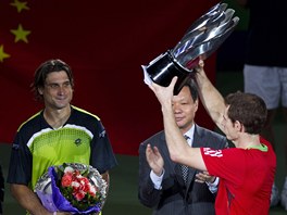 Andy Murray, vtz turnaje v anghaji, s trofej pro vtze. Ve finle zdolal