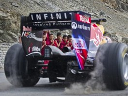 Monopost Red Bull vytvoil dal rekord, v Himlaji projel nejvy silnici