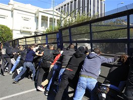 Skupinky radiklnch demonstrant toily na vldn ady, Hzely i zpaln