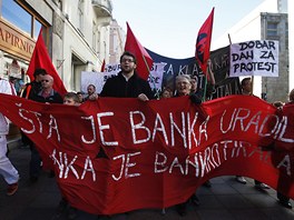 Protestujc se bou proti finannkm, bankm a politikm, vytaj jim