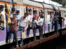 Indické vlaky bývají asto peplnné, stejn jako tento lokální spoj v Bombaji....