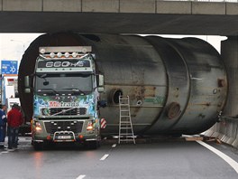 Taha s vlcem kotle zablokovanm pod mostem v Ostrav. (12. jna 2011)