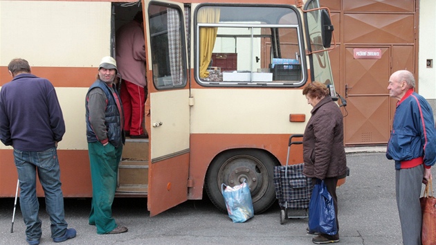 Obyvatelé stedoeské obce Lazsko si jdou nakoupit do pojízdné prodejny