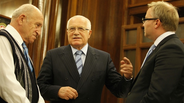Václav Klaus pichází na diskusi zastánc boje proti krovci, kterou moderuje.