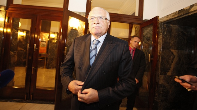 Václav Klaus pichází na diskusi zastánc boje proti krovci, kterou moderuje.